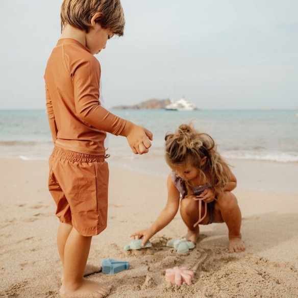 juguetes de playa flores y mariposas