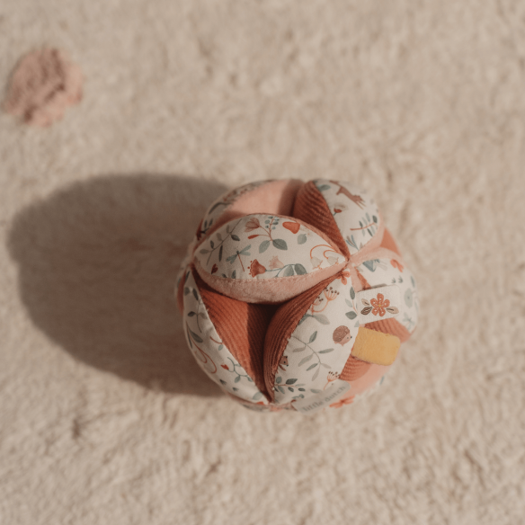 pelota montessori rosa flores bebé Fairy Garden Little Dutch