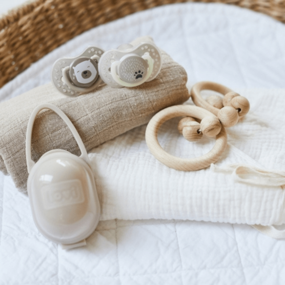 guarda chupetes beige