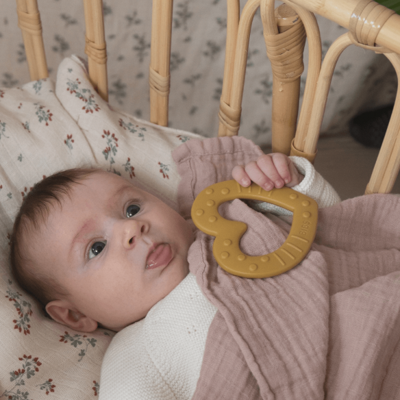 Mordedor BIBS Baby Bitie Corazón Mustard