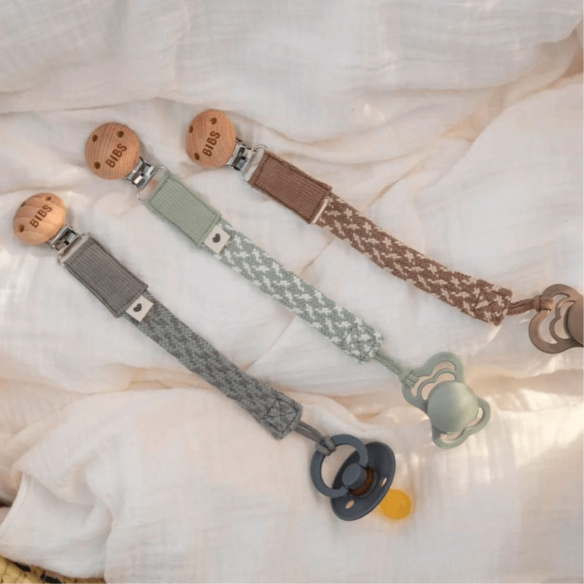 Chupetero Bibs Trenzado Cloud / Iron Chupetero Bibs Trenzado Cloud / Iron