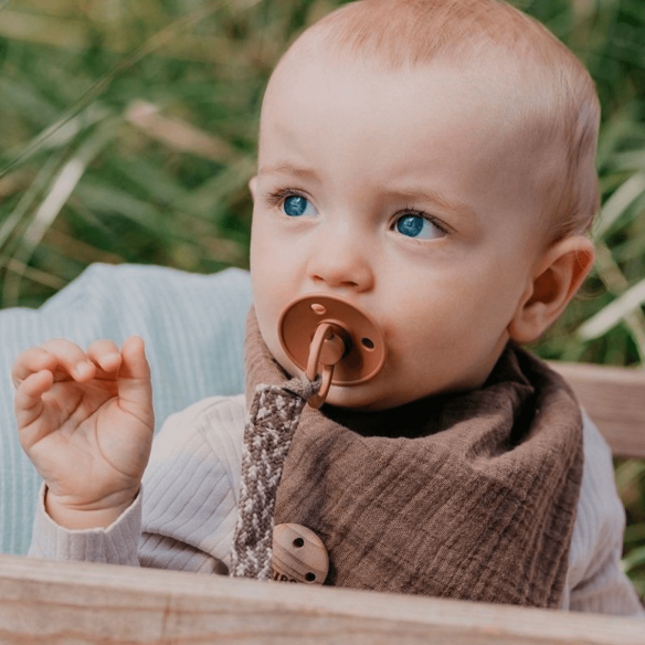 Chupetero bibs Trenzado Dark Oak / Vanilla