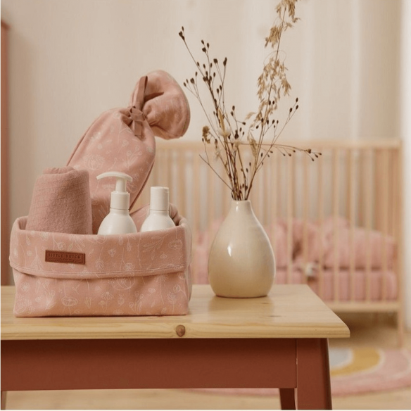 Cesta rosa para organizar cosas de bebé