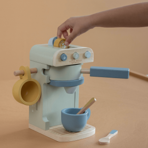 cafetera de juguete en madera con accesorios 2