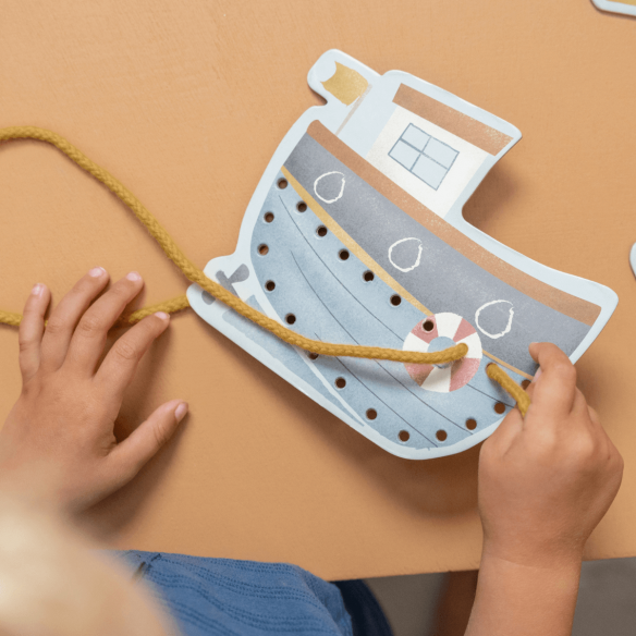 juguete motricidad fina enlazar cordones