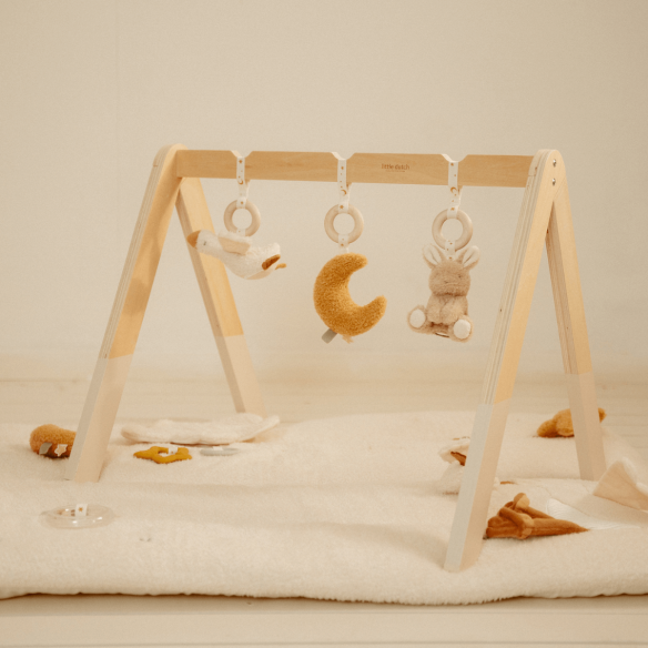 Gimnasio Newborn Natural de Little Dutch con muñecos