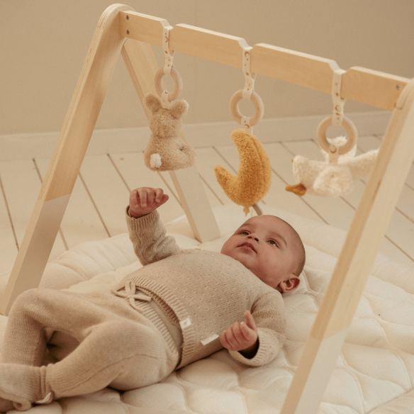 Gimnasio para bebé newborn de madera con colores neutros unisex