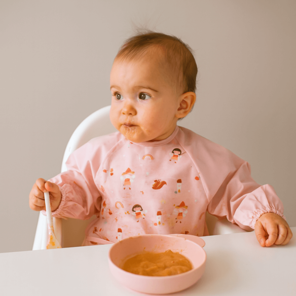 Babero con Mangas rosa y broches plastificado