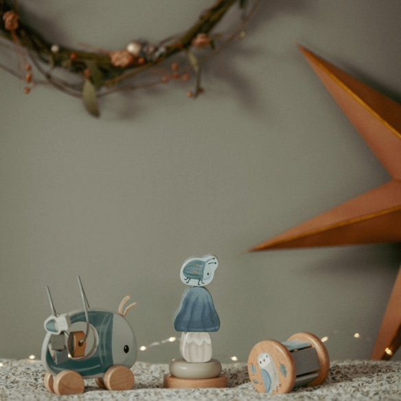 caja de regalo con juguetes de madera para bebé navidad