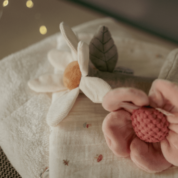 regalo bebé navidad Sonajero Flor Little Dutch