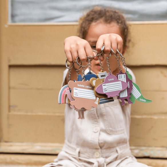 Llavero de silicona para mochila arcoíris datos personales