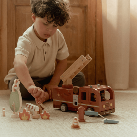 Juguete camión de bomberos de madera de Little Dutch en oukidsshop