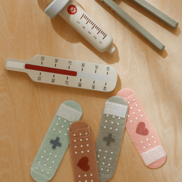 Juguete veterinario en madera con accesorios de Little Dutch en oukidsshop