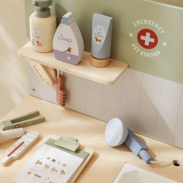 Juguete clínica veterinaria en madera con accesorios de Little Dutch en oukidsshop