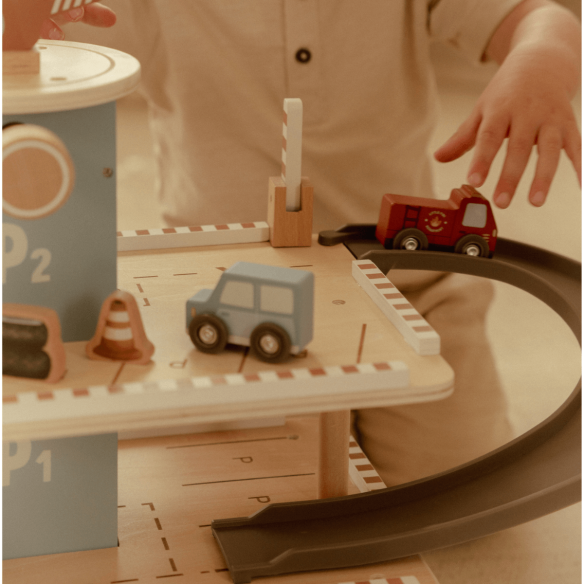 Juguete parking de madera con accesorios