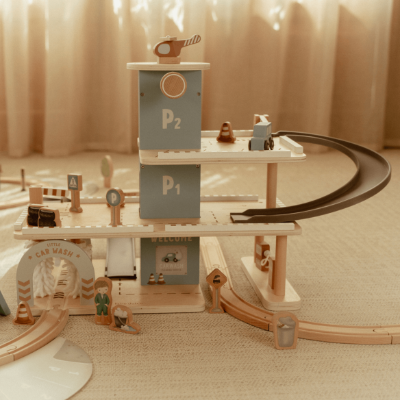 Juguete parking de madera con accesorios infantil