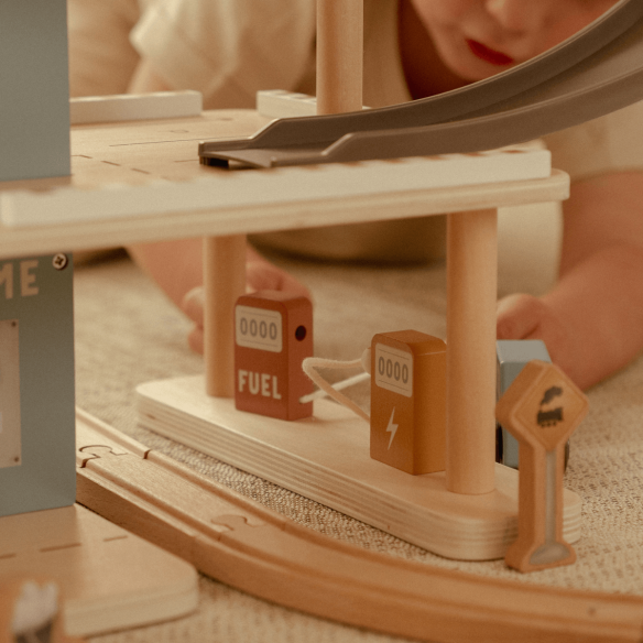 Juguete parking de madera con accesorios para niños