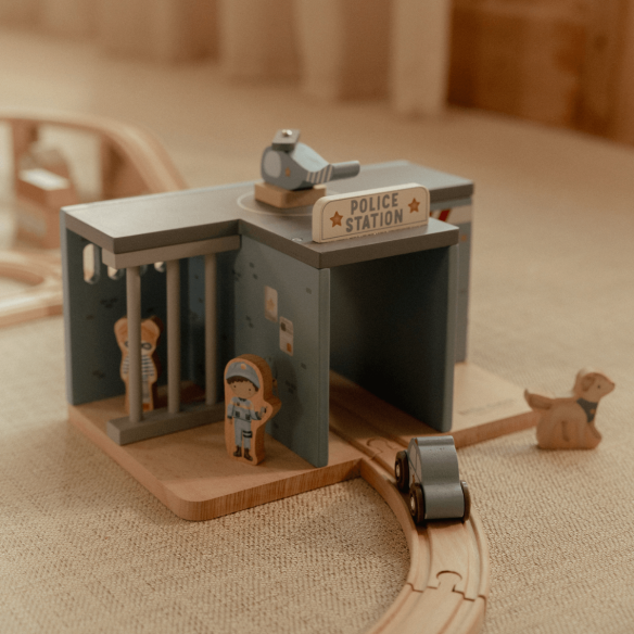 Comisaría de policía de juguete en madera accesorio vías de tren