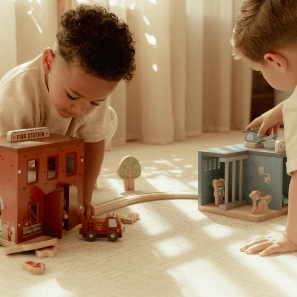 Comisaría de policía de juguete en madera accesorio vías de tren para niñas y niños